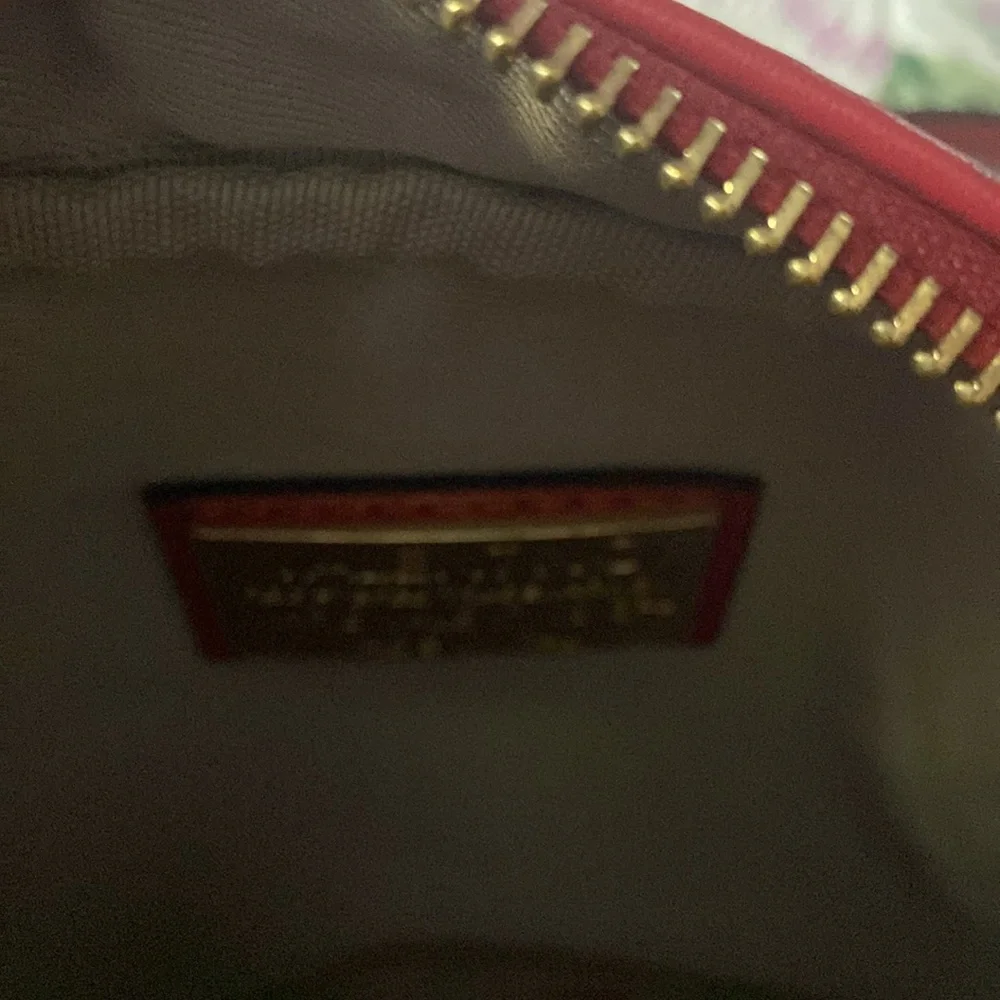 Mia Signature Leather Crossbody Bag Valentino by Mario Valentino. - Picture 4 of 8